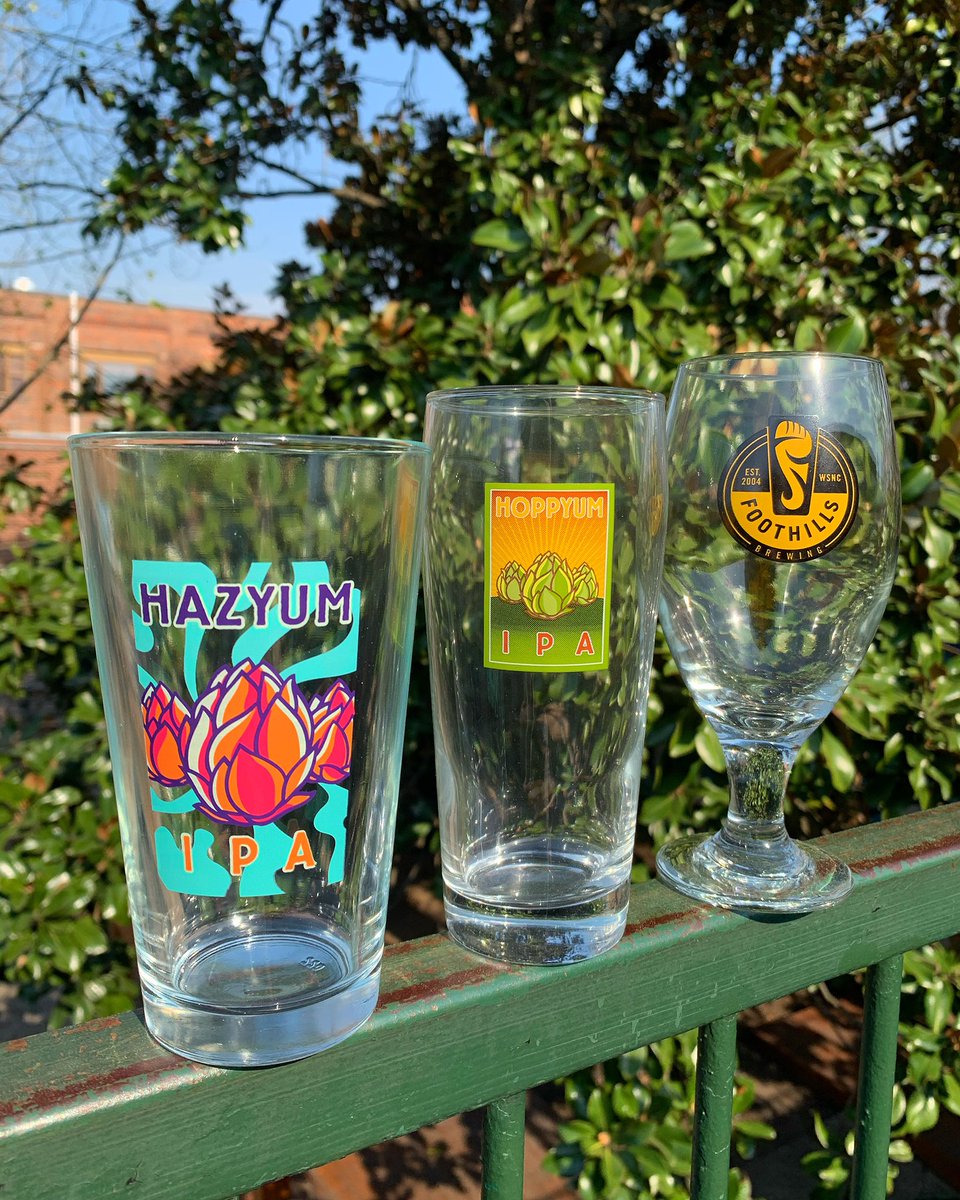 Hes_Not_Here's tweet photo. #PintAfternoon season has returned. The weather is finally getting warmer and the Heels are still playing. The world is healing. #PintNight w/ @FoothillsBeer Hazyum, Hoppyum, Good Ship Wit, Torch Pils #BlueCups #NCbeer #drinklocal #GoHeels https://t.co/0ocliG453s