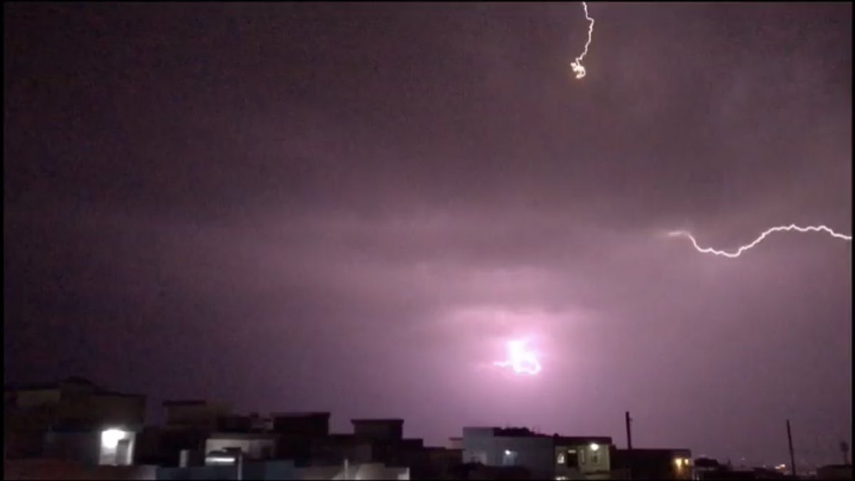 arasjabar3's tweet photo. Ball lightning (CG) (CC)⚡️⛈
31 Mar, 2019
📍Sulaymaniyah, Iraq
#sulaymaniyah #iraq #spring2018 #lightning #BallLightning #thunderstorm #cumulonimbus @parrrq111 @rashidalmethen https://t.co/zW3UfHj8wI