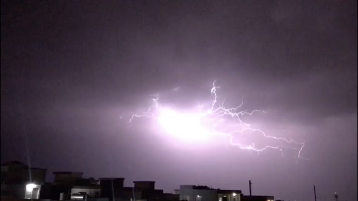 arasjabar3's tweet photo. Ball lightning (CG) (CC)⚡️⛈
31 Mar, 2019
📍Sulaymaniyah, Iraq
#sulaymaniyah #iraq #spring2018 #lightning #BallLightning #thunderstorm #cumulonimbus @parrrq111 @rashidalmethen https://t.co/zW3UfHj8wI