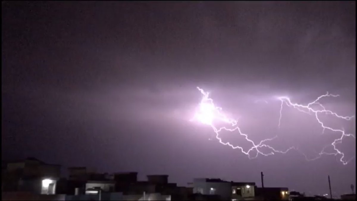 arasjabar3's tweet photo. Ball lightning (CG) (CC)⚡️⛈
31 Mar, 2019
📍Sulaymaniyah, Iraq
#sulaymaniyah #iraq #spring2018 #lightning #BallLightning #thunderstorm #cumulonimbus @parrrq111 @rashidalmethen https://t.co/zW3UfHj8wI
