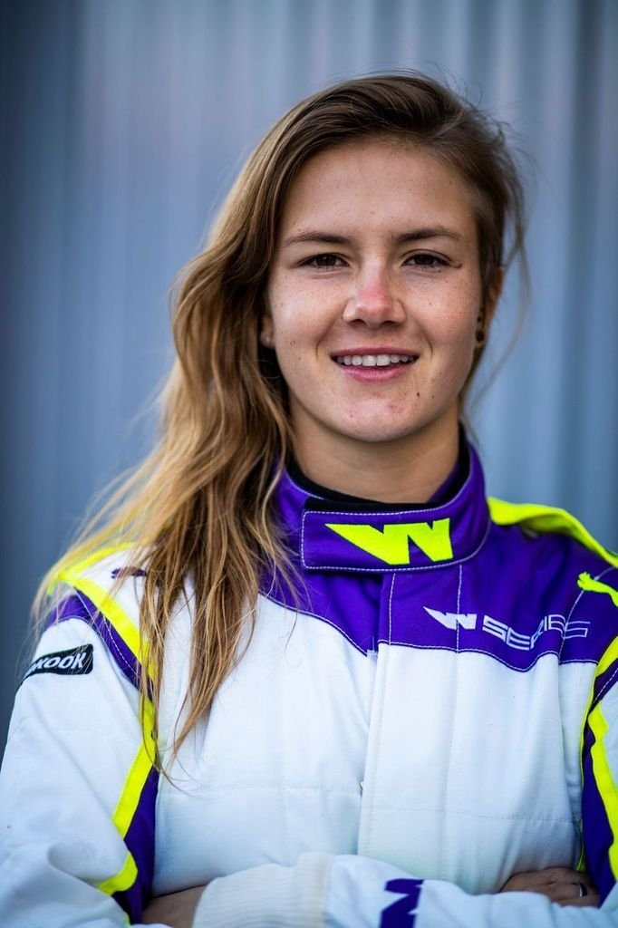 BREAKING: As pilotos Abbi Pulling e Bruna Tomaselli, competirão pela equipe Racing X, em 2022 na W Series! #WSeries #SirinRacing