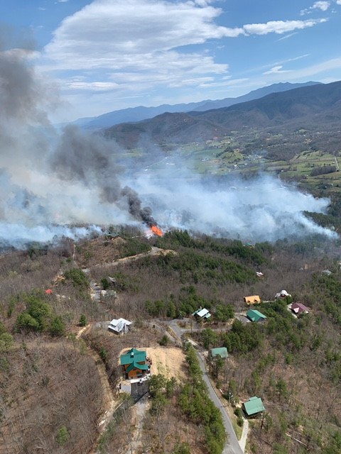 WLOS_13's tweet photo. UPDATE: The Hatcher Mountain Road/Indigo Lane Fire in Wears Valley, TN has injured one person and grown to about 250 acres so far, according to the Tennessee Forestry Department.

Details: https://t.co/mPfsMKUUdm

(📷: Sevier County Emergency Management Agency)

#tnwx #wildfire https://t.co/OIiwJWjqvZ