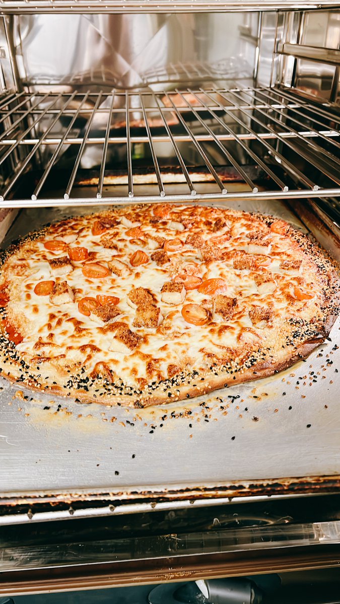 makeboluopizza's tweet photo. Still haven't tried our #ScallionPancakePizza yet? You're missing out! Place your order now and get ready for a sensational pizza experience! https://t.co/UBlVISv9jx #MakeboluoPizza https://t.co/Zq5qvxXwCA