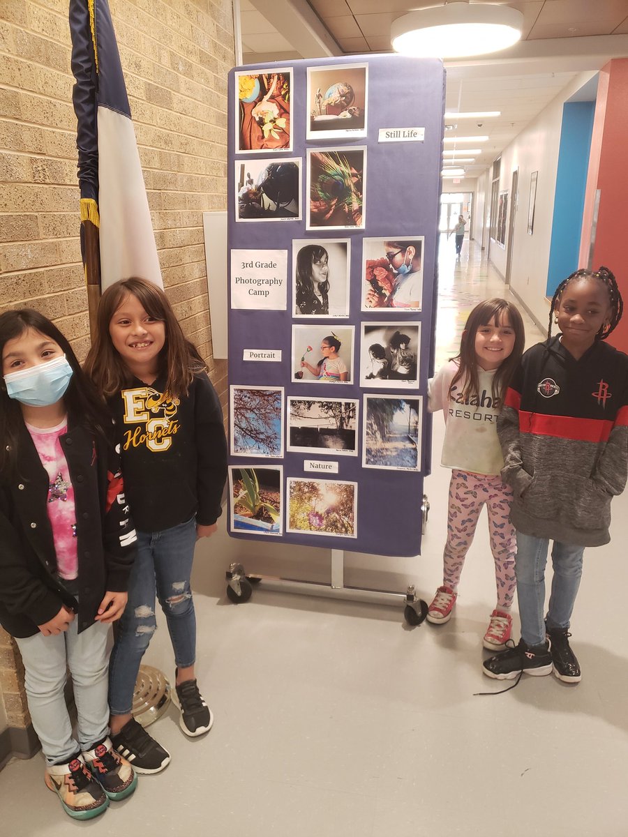 mrs_pompaclass's tweet photo. Reppin' our 3rd grade glass with their amazing 📸 skills!!! #pvlionpride #Pompa3rdgrade https://t.co/7MmNezHKuW