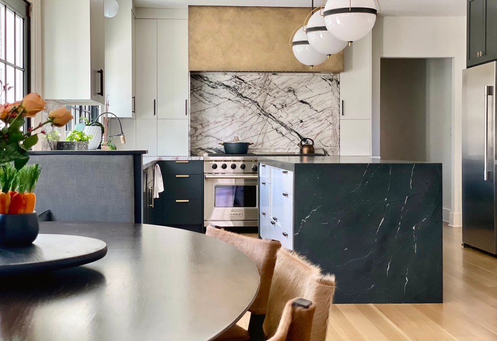 Oversized statement hood with a statement backsplash to match in this luxury kitchen in Franklin Lakes, NJ.

Project: #havenroadreno
Architect: RSMA
Construction Manager: RSMC @rsmannino_construction
Cabinetry: Mannino Cabinetry @mannino_cab