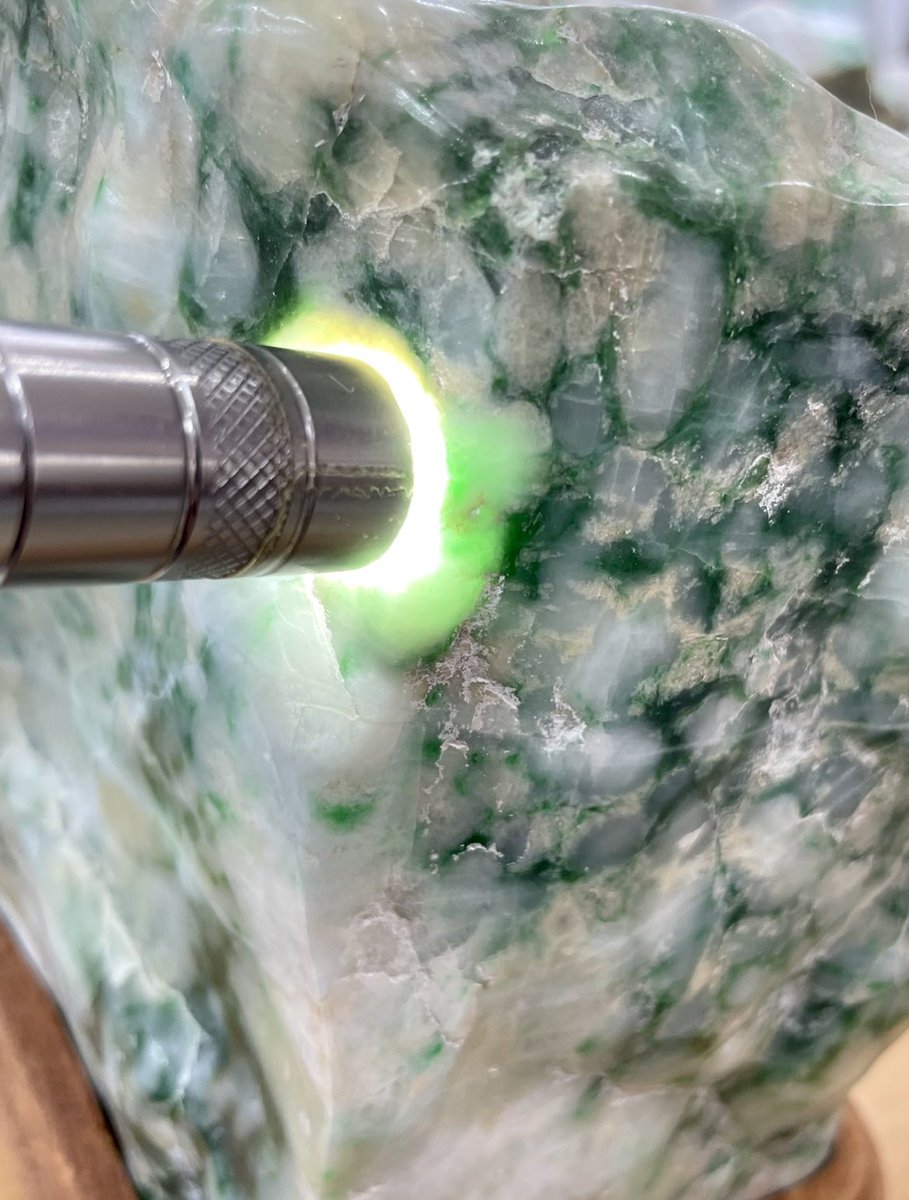 今日のヒスイは、 糸魚川翡翠と言えば、小滝の「圧砕翡翠」です😁 圧砕