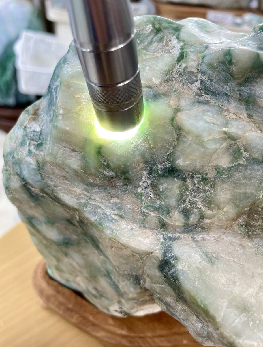 今日のヒスイは、 糸魚川翡翠と言えば、小滝の「圧砕翡翠」です😁 圧砕