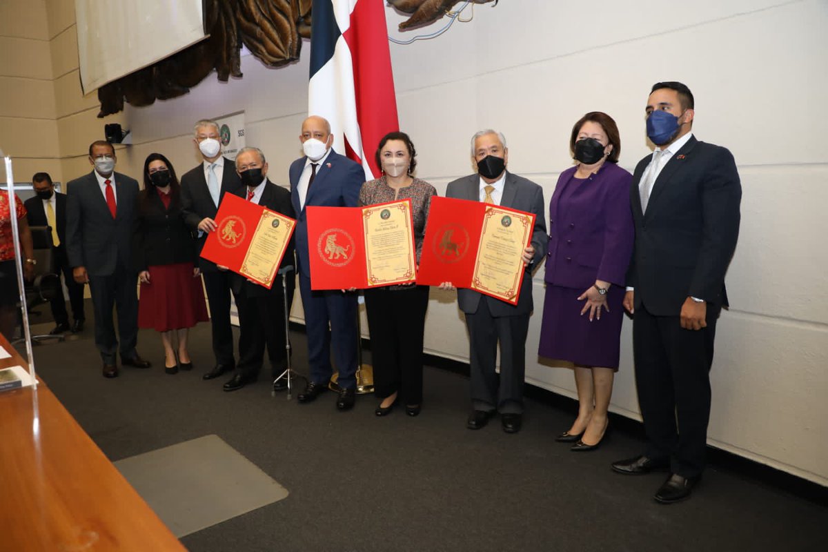 En el Día Cívico y de Conmemoración de la Etnia China Nacional, la Asamblea Nacional, entregó pergamino a ilustres ciudadanos de la comunidad china, como Fermín Tomás Chan, Berta Alicia Chen y Julio Yao Villalaz.