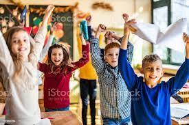 moisesloma's tweet photo. NEUROEDUCACIÓN: nos da más seguridad ver a los niños/as sentados siempre en su sitio, hora tras hora. Pero debemos saber que a los 20 min.aprox., la sangre se estanca en asiento y pies, por lo que ¡PENSAMOS MEJOR DE PIÉ QUE SENTADOS! (Neurociencia educativa, D.Sousa, 2017) https://t.co/sh0LnH4vzV