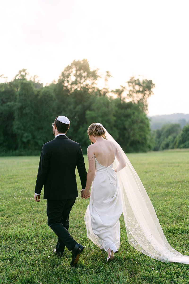 _SarahBradshaw's tweet photo. Adin &amp; Arielle's wedding was designed to encompass modern interpretations of traditional Jewish wedding rituals and traditions. This the full wedding on the journal below:

Modern Music-Inspired Jewish Wedding at Private Estate http://union.this/ https://t.co/2k6lUDzfxg