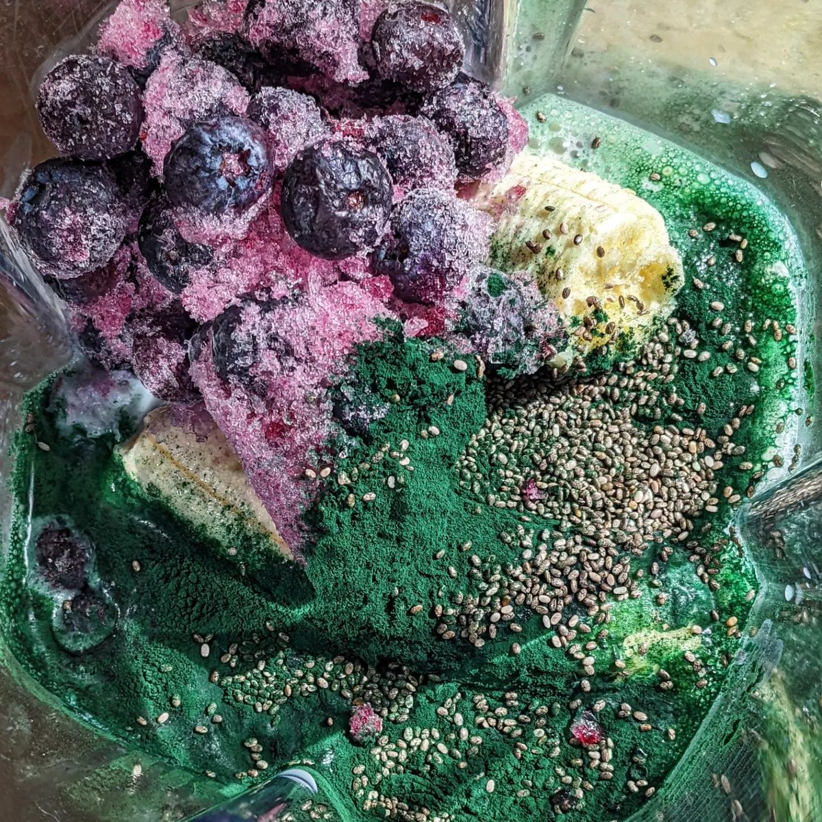 🦋 Blueberry spirulina smoothie with chia seeds 🦋 instagram.com/p/CbvmpSgPJKz/