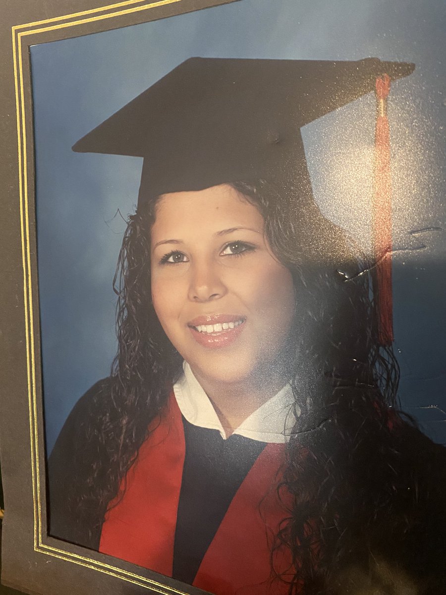 Nothing says Class of 2007 more than my eyebrows, eyeliner, lip gloss, and my mousse-filled curls 🙌🏽. High school Pao’s mantra of “Nunca te des por vencida” still lives.