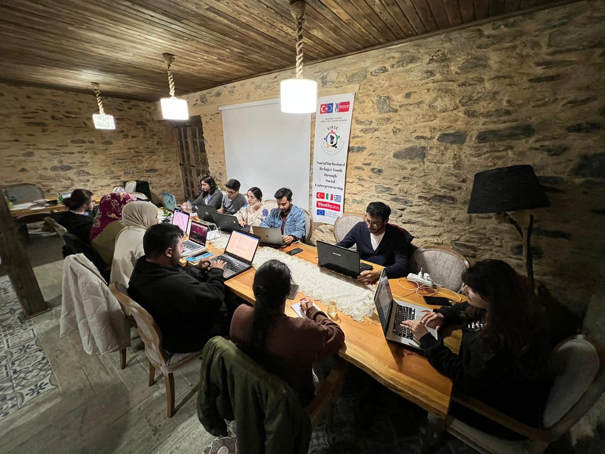 SIRSEProject's tweet photo. Sosyal Girişimcilik ve Göçmenlerin Toplumsal Dahil Edilmesi üzerine devam eden eğitim/öğrenim aktivitemiz İzmir'de devam ediyor. Gençler ve gençlik çalışanlarından oluşan 12 katılımcı öğrendiklerini yeni projelerle uygulamaya aktarıyorlar. İzmir'de iyi şeyler oluyor! @ulusalajans https://t.co/neEyPyp6lF