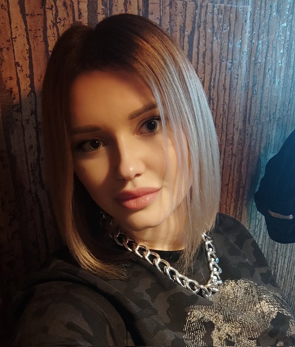 NaiveFox's tweet photo. Отрезала волосы до каре.Когда там должно заебись теперь стать? https://t.co/E9FiojSTkh