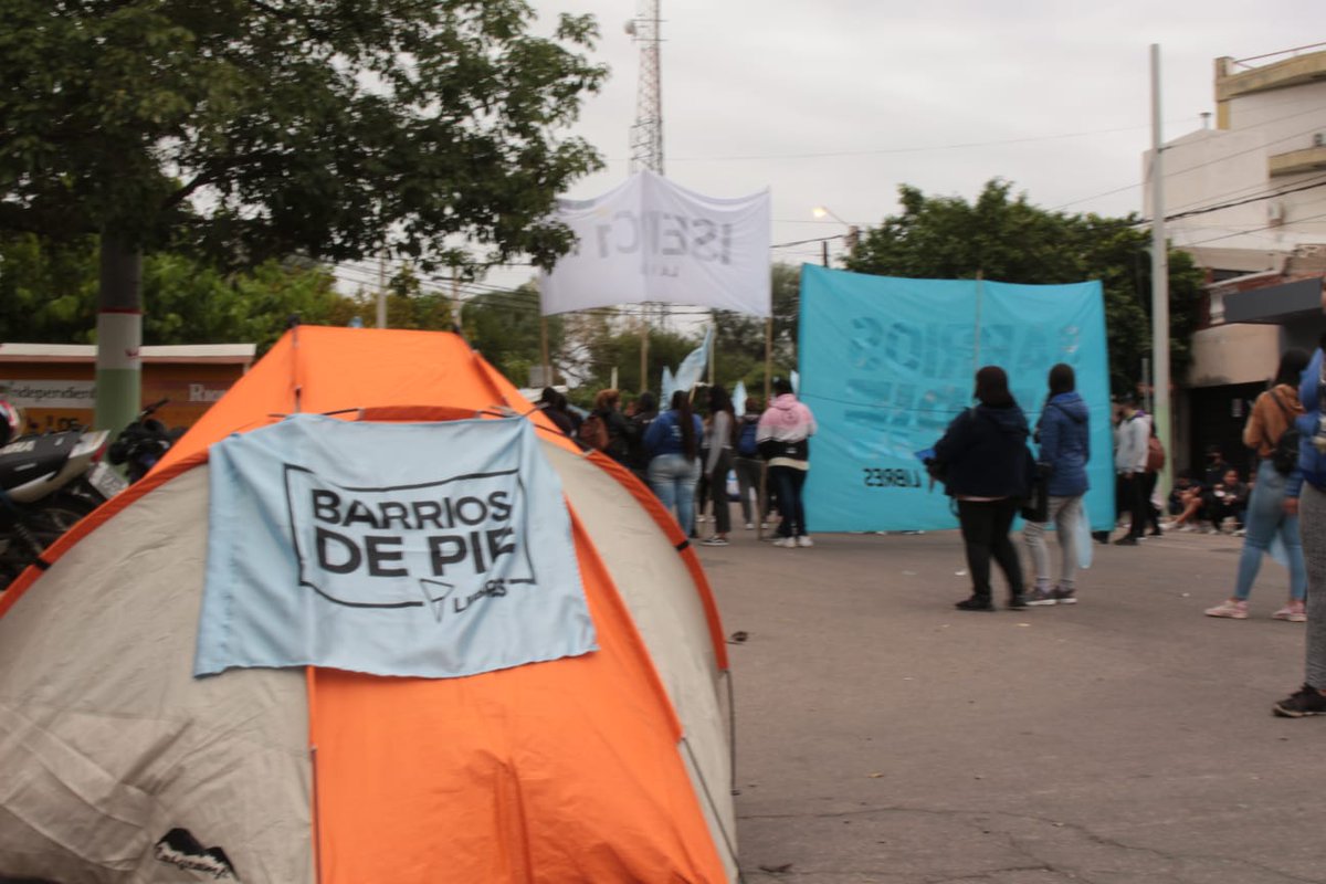GermanLaRioja's tweet photo. #LaRioja Acampe de Barrios de Pie en el Ministerio de Desarrollo https://t.co/h2FTlEwBC7