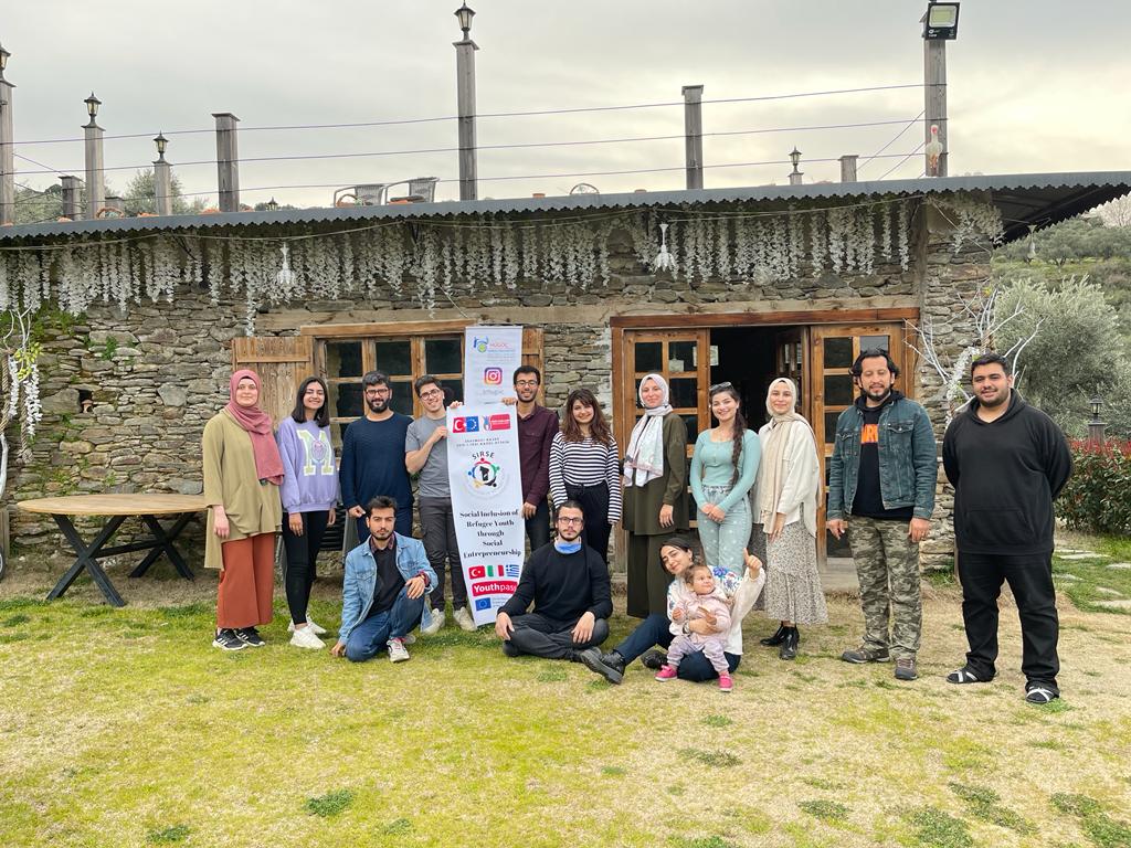SIRSEProject's tweet photo. Sosyal Girişimcilik ve Göçmenlerin Toplumsal Dahil Edilmesi üzerine devam eden eğitim/öğrenim aktivitemiz İzmir'de devam ediyor. Gençler ve gençlik çalışanlarından oluşan 12 katılımcı öğrendiklerini yeni projelerle uygulamaya aktarıyorlar. İzmir'de iyi şeyler oluyor! @ulusalajans https://t.co/neEyPyp6lF