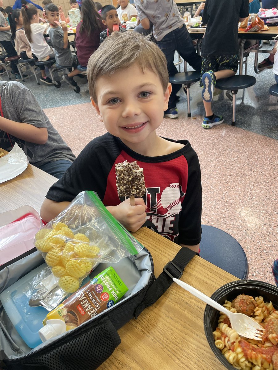 RESLibrary2's tweet photo. A BIG “Thank You” to World War II veteran, Mr. Sam, for buying the entire school ice cream that brightened our day! https://t.co/VvEznaD5dJ