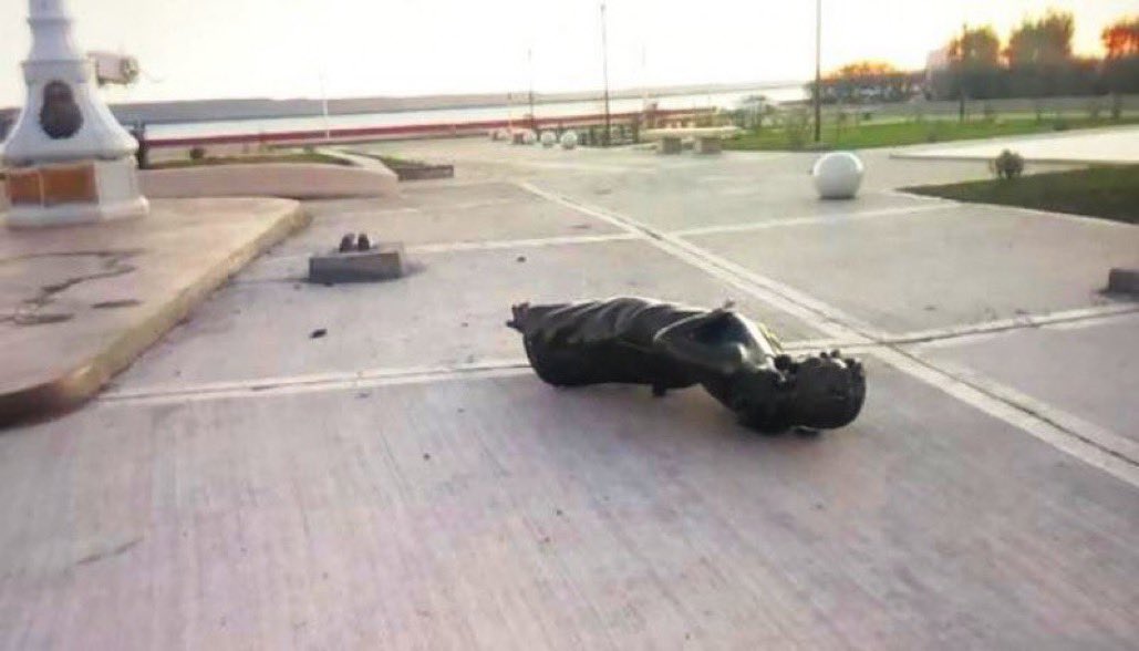 Rompieron una estatua de <a href="/CFKArgentina/">Cristina Kirchner</a> en Río Gallegos.
Intolerancia y violencia combinación nefasta. 
Mi absoluto repudio y solidaridad con la Vicepresidenta.