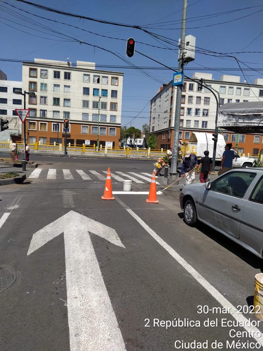 centro_alcaldia's tweet photo. En la #ColCentro balizamos🚧 guarnición, guiones y flechas de sentido⬆️⬇️, en República de Ecuador, de Ignacio Allende a #EjeCentral Lázaro Cárdenas. https://t.co/UpiXM0oQJm