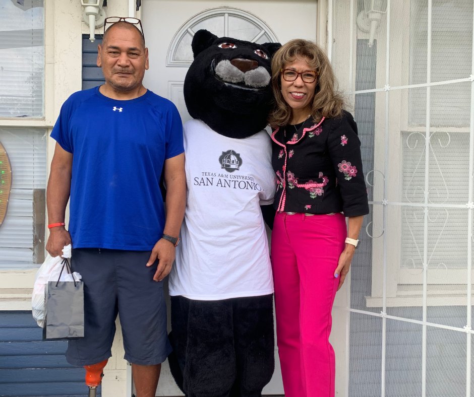 mowsatx's tweet photo. PHOTO DUMP of Dr. Cynthia Teniente-Matson and General the Jag from @TAMUSanAntonio delivering care, happiness, and nutrition to a few of their senior neighbors! #MarchforMeals #TogetherWeCanDeliver #backto5 https://t.co/xSDvHaxXUQ