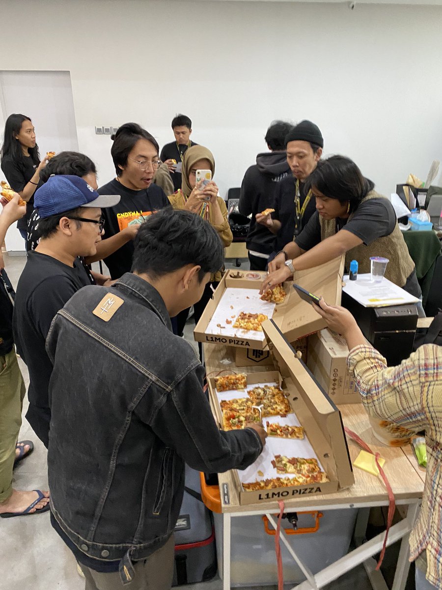 Squidhead999's tweet photo. @herbadelicmofo @bgfdel92 I share the profit with my friends and also on the Friday i will buy some food again for people who really need it. Thanks for letting me do such good thing,..🙏🏻 https://t.co/3ONVrwMfQj