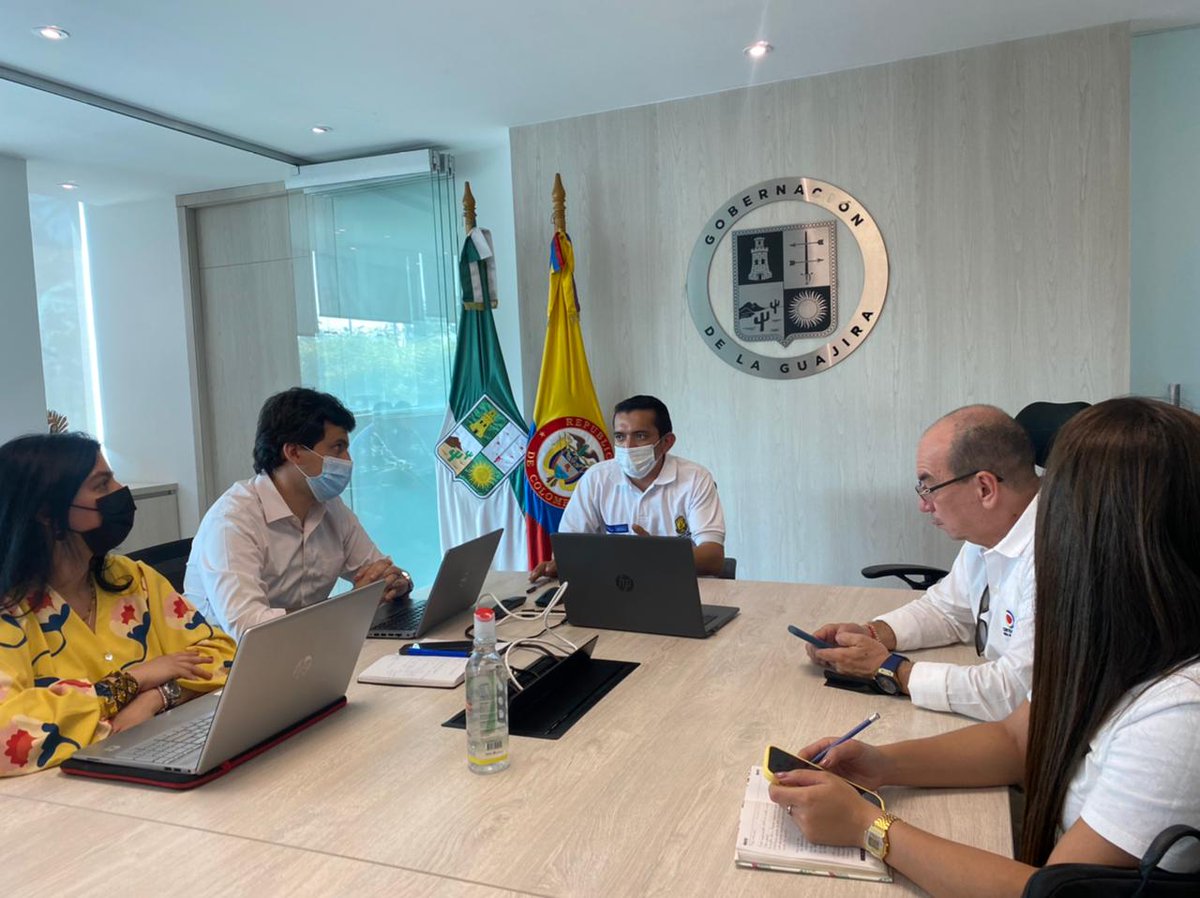 Regalias_gov's tweet photo. #FelizTarde 
La Dirección de Seguimiento, Evaluación y Control de #Regalías, avanza en @LAGUAJIRAGOB la mesa técnica de #Seguimiento junto con @PGN_COL y @CGR_Colombia, al proyecto de ‘Construcción de la vía Fonseca el Hatico’, que beneficiará a más de 30 mil habitantes. https://t.co/lyNpStNKbp