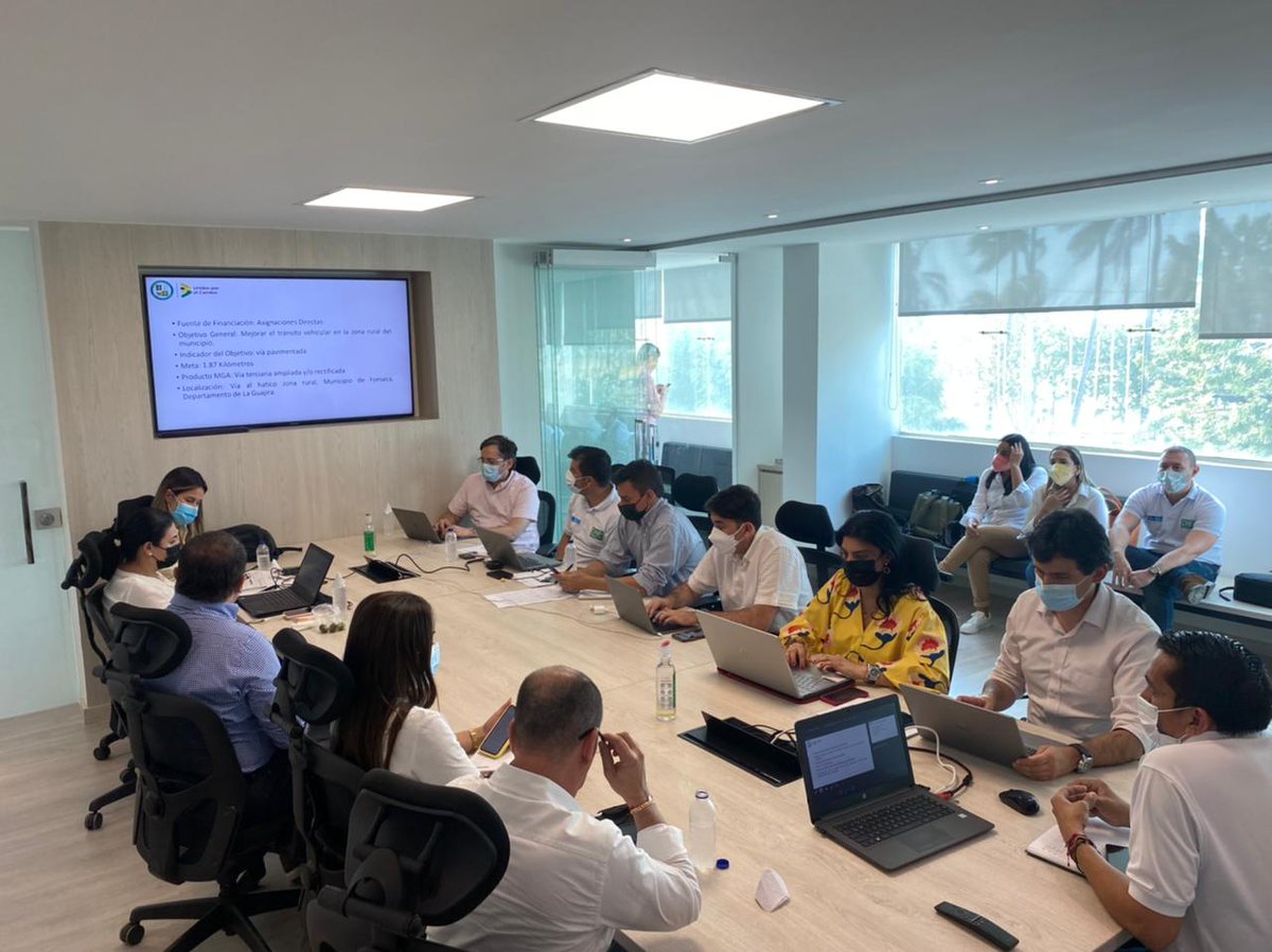 Regalias_gov's tweet photo. #FelizTarde 
La Dirección de Seguimiento, Evaluación y Control de #Regalías, avanza en @LAGUAJIRAGOB la mesa técnica de #Seguimiento junto con @PGN_COL y @CGR_Colombia, al proyecto de ‘Construcción de la vía Fonseca el Hatico’, que beneficiará a más de 30 mil habitantes. https://t.co/lyNpStNKbp