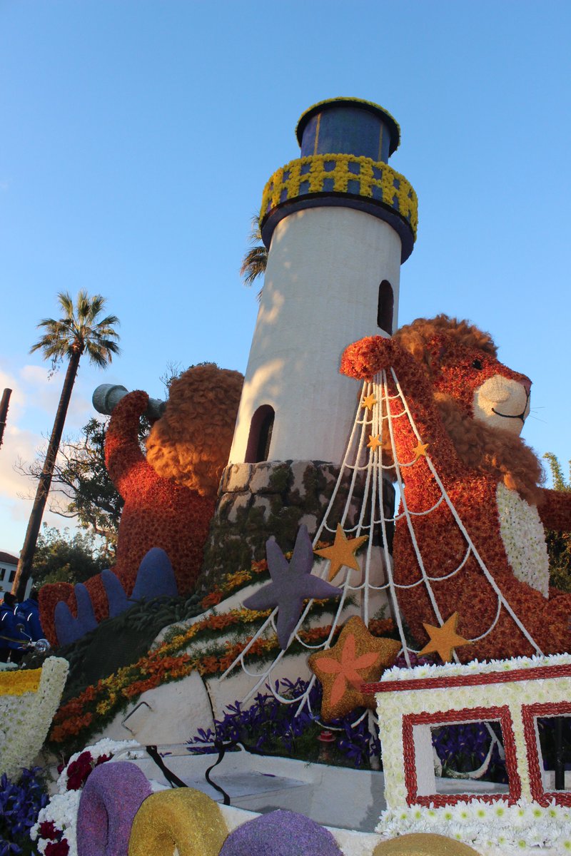LionsFloat's tweet image. More behind scenes photos getting the Lions Float prepared for the 2022 Rose Parade. #lionsfloat #lionsclub #weserve #lionsclubs #roseparade