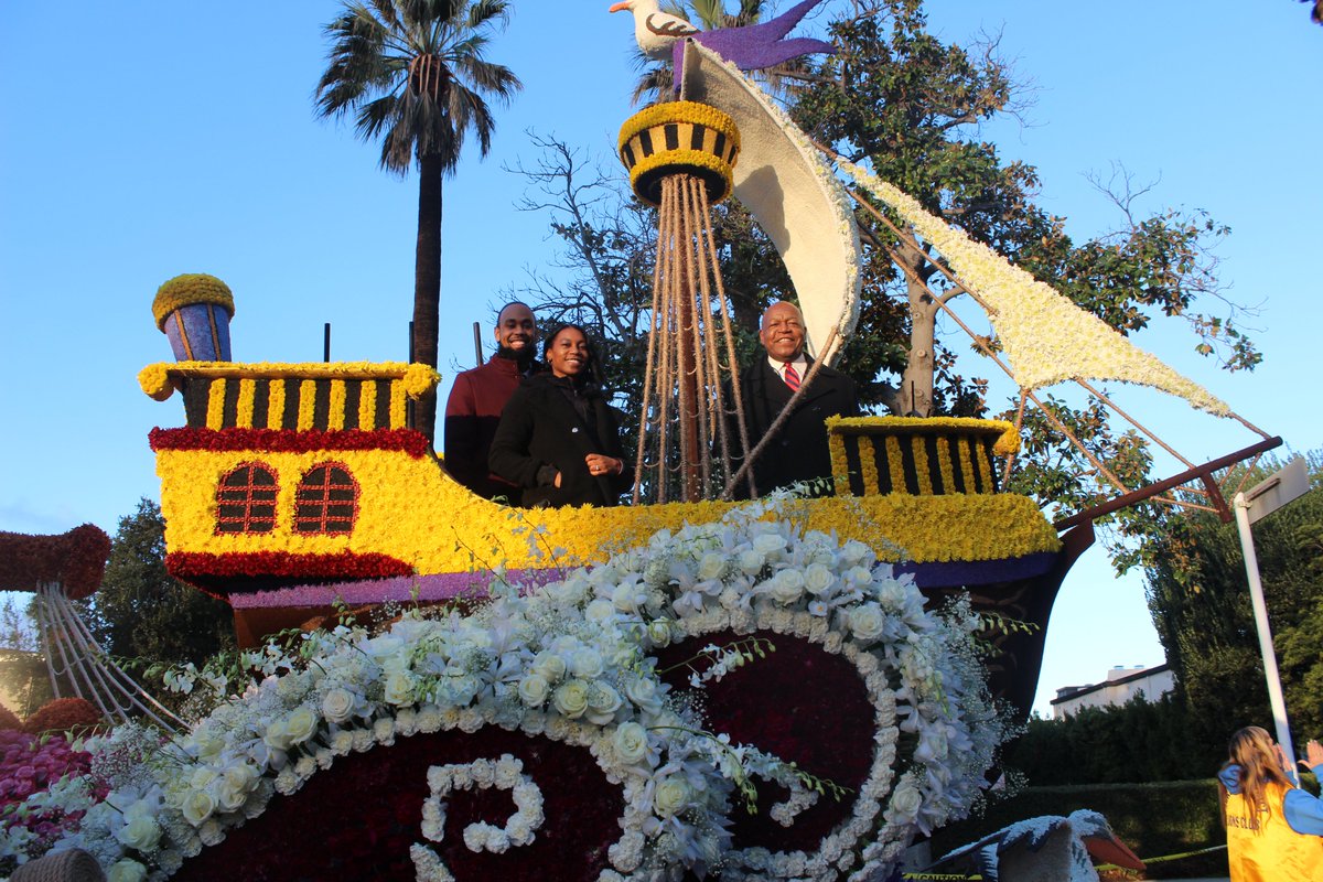 LionsFloat's tweet image. More behind scenes photos getting the Lions Float prepared for the 2022 Rose Parade. #lionsfloat #lionsclub #weserve #lionsclubs #roseparade