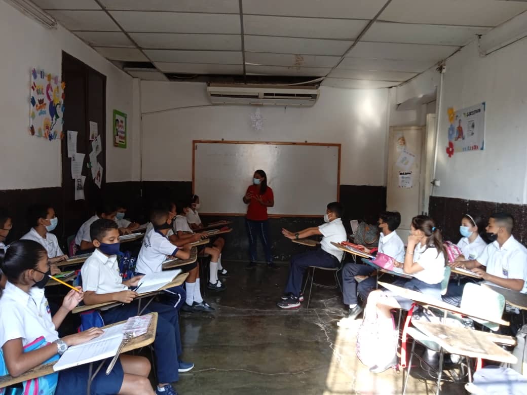 FalconSunad's tweet photo. #30Mar Nuestros preventores continúan su despliegue en los centros educativos de Falcón, con conversatorio en materia de valores dirigido a estudiantes de la Unidad Educativa "Josefa Camejo" ubicada en Coro. 

@SUNADoficial @LopezvargasR @MIJP_Vzla @NOAREYES https://t.co/WQ2CsmLhNX