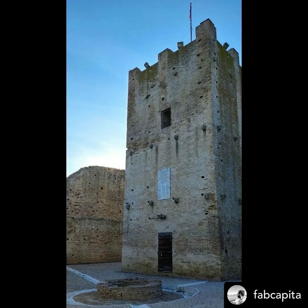 guardapsgiorgio's tweet photo. E questa è #roccatiepolo 
.
Ph. @fabcapita
.
.

📍, Porto San Giorgio
.
👇👇👇👇
#️⃣ #guardaportosangiorgio #portosangiorgio
Segui, Fb e Insta @guardaportosangiorgio 
.
Potremmo condividere il tuo scatto di Porto San Giorgio
.
.
Twin gallery: @lookatporto… https://t.co/UcBLGTxLUK https://t.co/dwHdWeY5gB