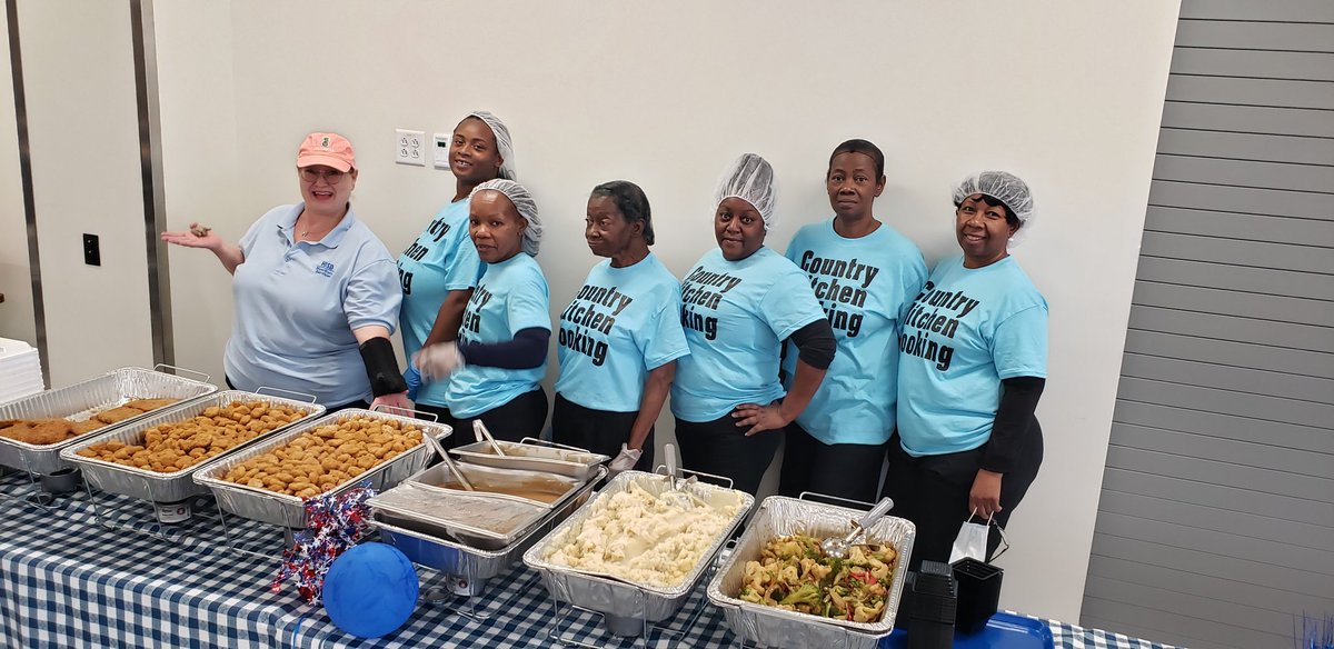 ChefJane2's tweet photo. Our @HISDNutri #GoodFoodGreatTeam served up #CountryComfortFood @JackYatesHigh It was perfect for the rainy weather! https://t.co/NpDlpMUJrY