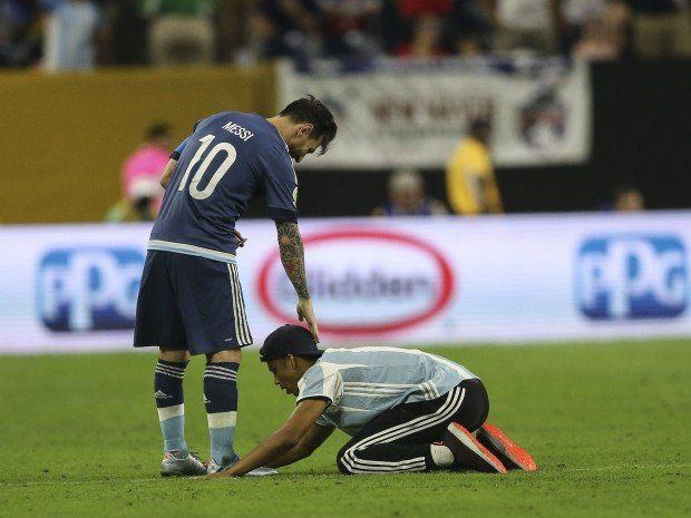 AleLiparoti's tweet photo. Así hay que saludarlo a Messi. https://t.co/T0JzBTOffl