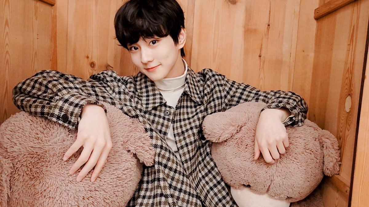 onhypeland's tweet photo. Cuando se creía que no podía ser más fluffy llega el #𝑺lpkn𝑜tㅡ𝚍𝚎𝚋𝚞𝚝 para enseñarme que siempre se puede ser más soft. Me ven bien tierno en estas fotos tomadas por mi novio, pero en realidad, estoy emo with these 🧸 #𝓟onzona𖤐𝚟𝚒𝚋𝚎𝚜! >< 

𝕭ad—𝕾hoji—𝕭unny ☆.☆ https://t.co/oIQjdJtPWl