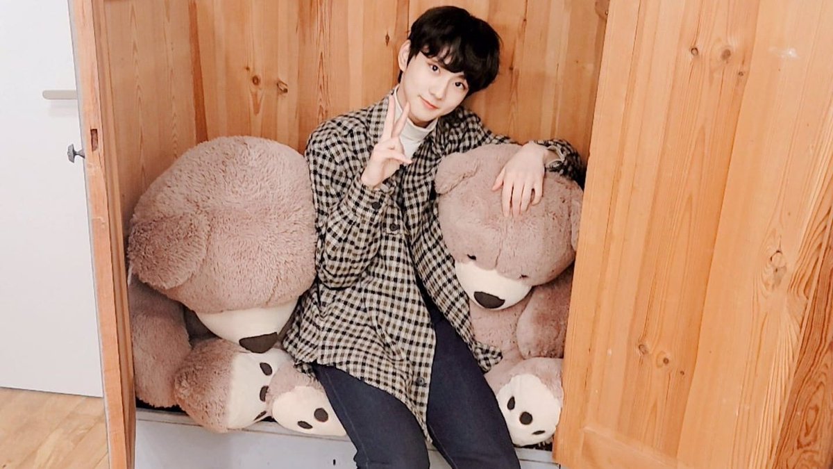 onhypeland's tweet photo. Cuando se creía que no podía ser más fluffy llega el #𝑺lpkn𝑜tㅡ𝚍𝚎𝚋𝚞𝚝 para enseñarme que siempre se puede ser más soft. Me ven bien tierno en estas fotos tomadas por mi novio, pero en realidad, estoy emo with these 🧸 #𝓟onzona𖤐𝚟𝚒𝚋𝚎𝚜! >< 

𝕭ad—𝕾hoji—𝕭unny ☆.☆ https://t.co/oIQjdJtPWl