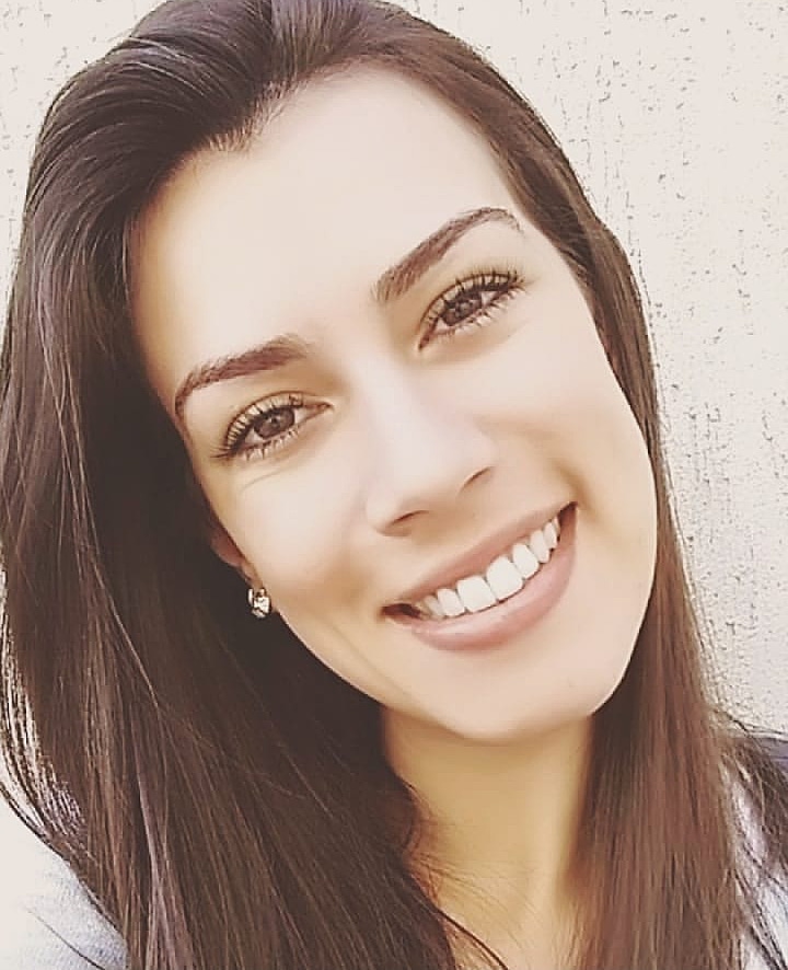 Prazer, eu sou a Jéssica.
Algumas pessoas enviaram msgs que queriam que eu postasse algo meu.
Tá aí. 
Filha do <a href="/BlogOlhoNaMira/">Blog Olho na Mira</a>