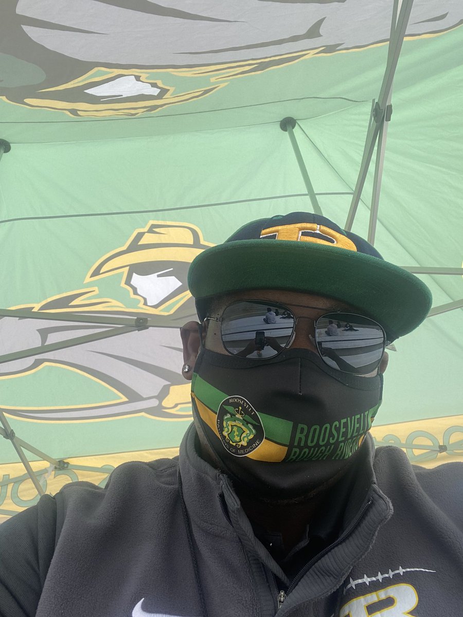 DwThaRbGuru's tweet photo. Just at the Track meet watching my 2 sport Football athletes get it in! Track is important Football players. Get a bar! #ThaVelt #DwThaRbGuru #OneTeamOneGoalOneCommunity https://t.co/WtWyPC9lvz
