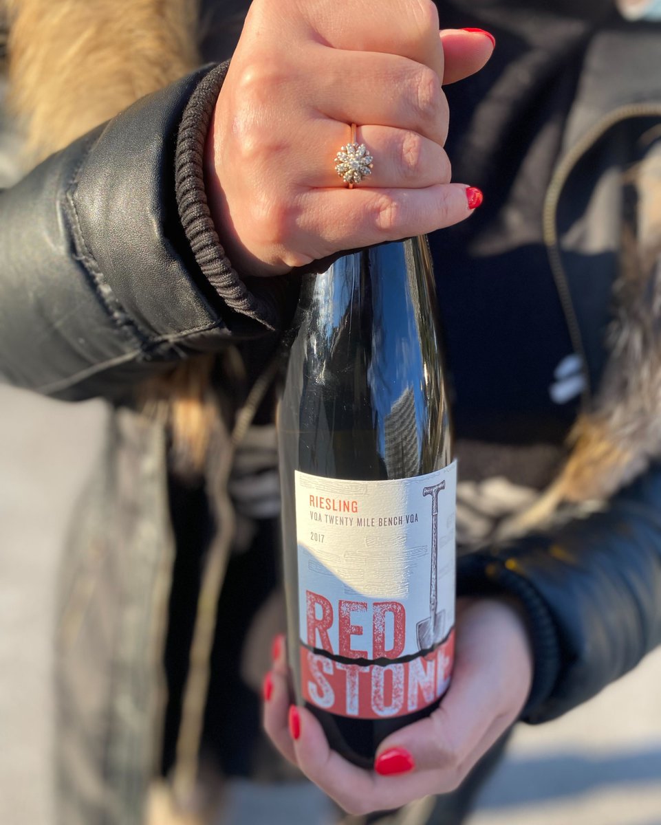 kwafwine's tweet photo. Crafted from #hand-harvested #grapes that are grown #sustainably on a 17-year-old farm, this fragrant #riesling is one to get your hands on! It boasts enticing #notes of #honeysuckle, #candied orange and a slight hint of #minerality. Check it out in our March Club box! https://t.co/cevGlUSQ5P