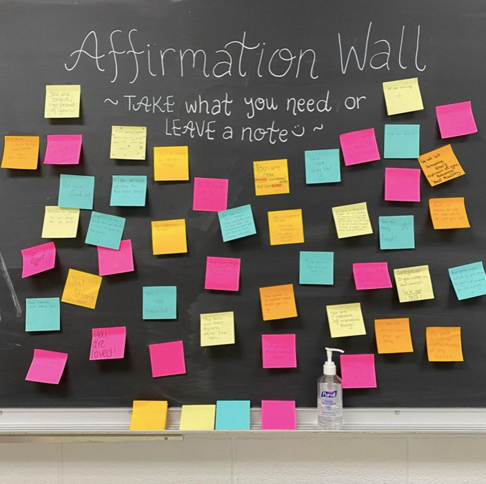 teacher2teacher's tweet photo. Ss fill this wall with affirmations – and grab a Post-it when they need a boost!

(Via T Courtney Sheets) https://t.co/7GY8nuCeNs