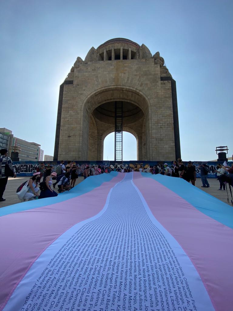 AnimalMX's tweet photo. Amiiiiix, miren nomás qué chulada:
¡En el Monumento a la Revolución están firmando la megabandera trans! 🏳️‍⚧️
Los nombres de miles de personas están plasmados en la banderísima y, obvio, hay mucha alegría alrededor.
📸 @EthanMBaez https://t.co/0opET8lknW