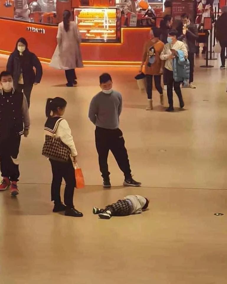 melatippramita's tweet photo. Semua orang tua pasti paham apa yang terjadi di foto ini.

Kalo dulu pengen pukpuk anaknya, tapi sekarang mah lebih pengen pukpuk orangtuanya 🤭

Samaan ga? Baca thread ini sampe kelar yak 🤗 https://t.co/gobdQFjAJM