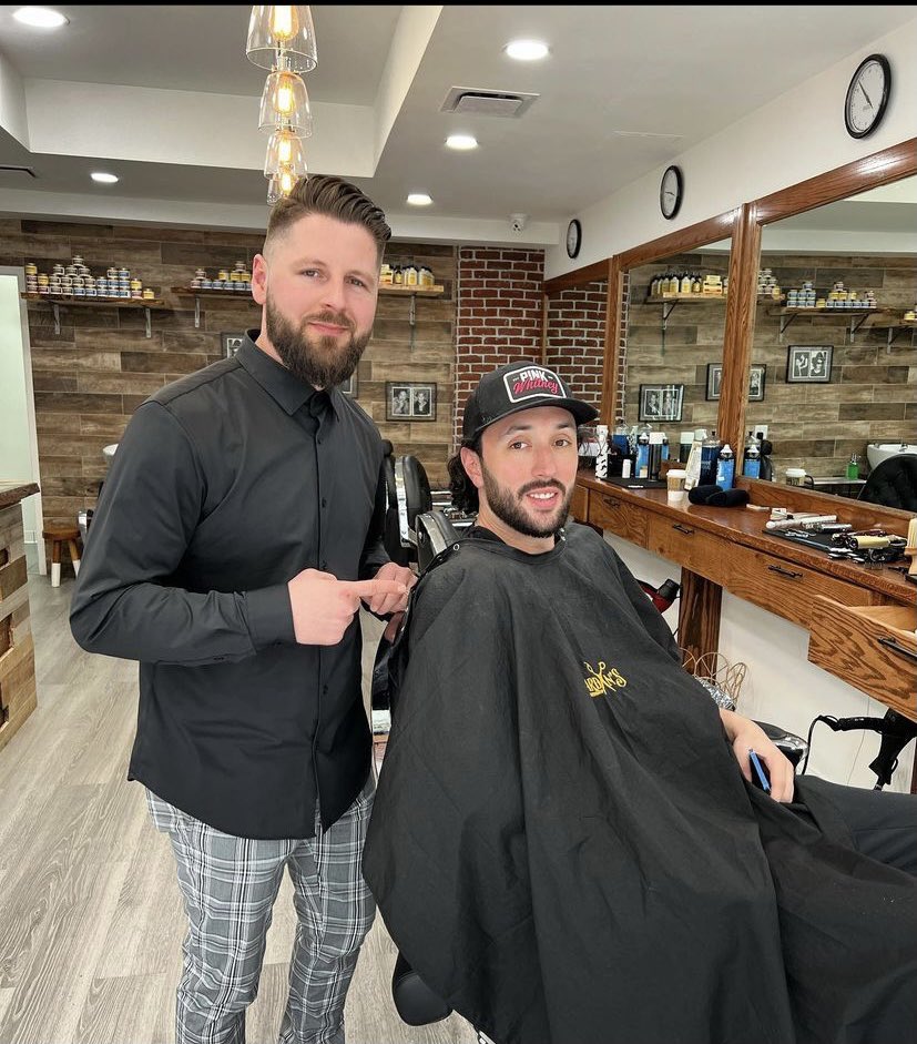 RodgerAarons1's tweet photo. @stoolbenchmob @Sling Marty wearing his hat for a hair cut https://t.co/vGSAZePvU4
