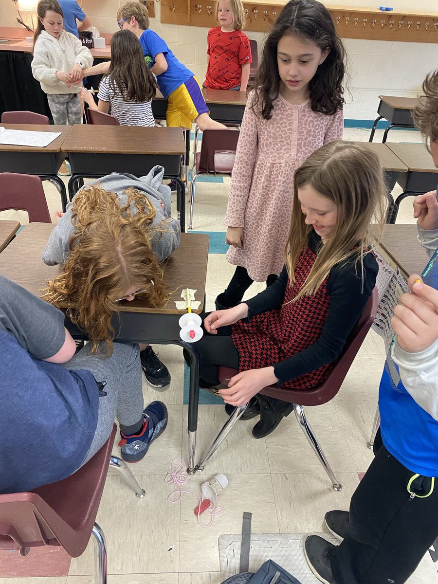 ErinSchnee's tweet photo. Teamwork makes the dream work! We worked in groups this afternoon to make a pulley! #simplemachine #creativity #communication https://t.co/VBf4IDUjav