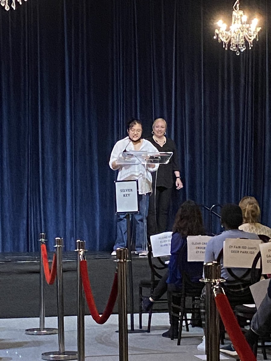 aliefFineArts's tweet photo. Excited to watch our Silver and Gold Key Scholastic Art contest winners walk across the stage to receive their pins! #CultureofExcellence @AliefISD @ElsikHSArt @AliefKerr @HCDEtx https://t.co/wZPDn7vrqz