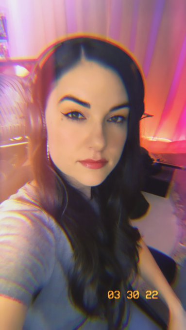 Hey I&rsquo;m live now https://t.co/0k8drFowLQ