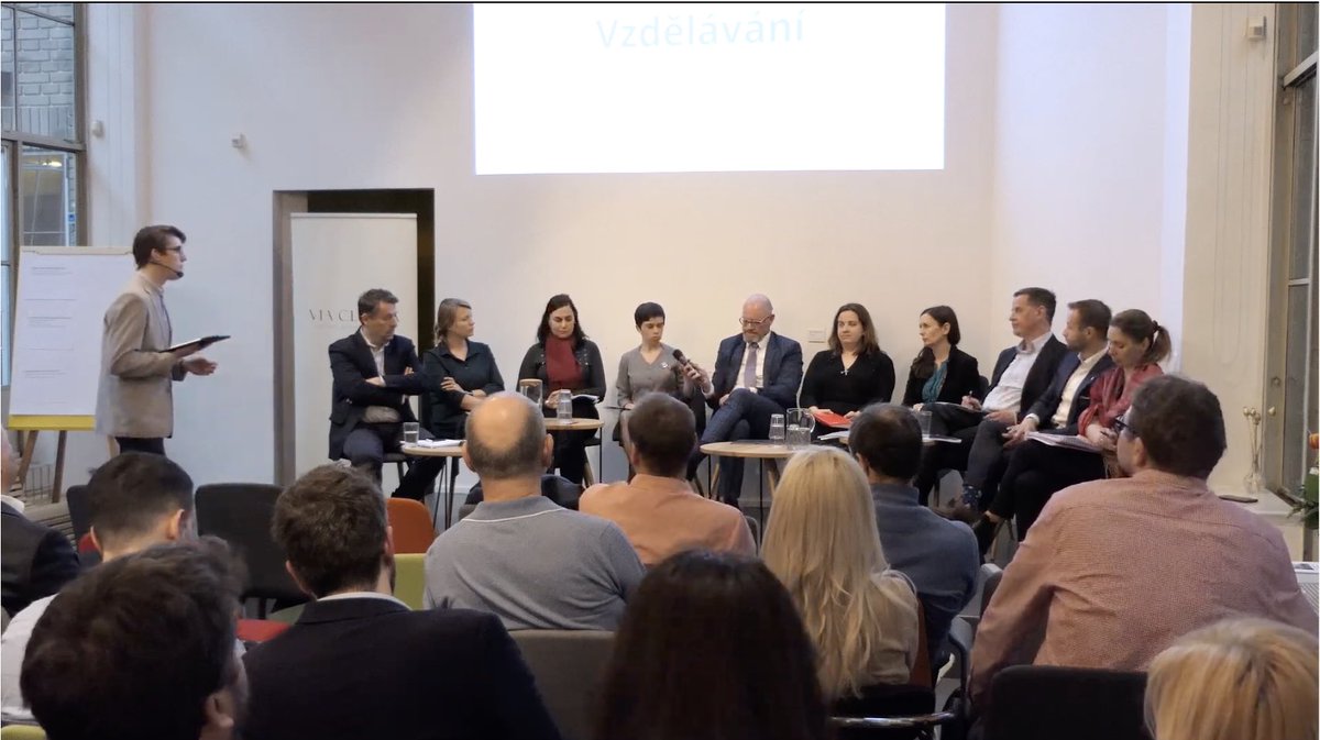 ZapletalOndrej1's tweet photo. Plné #Opero na skvělé debatě svolané @ViaClarita a nadacemi o Integraci Ukrajinců. Je nabíjející slyšet, jak v souvislosti s ukrajinskou krizí čím dál častěji zaznívá slovo příležitost. @paq_research by na další práci zasloužil silného finančního partnera. @dusenn, @nadacecs? https://t.co/n7zn8OPD3D