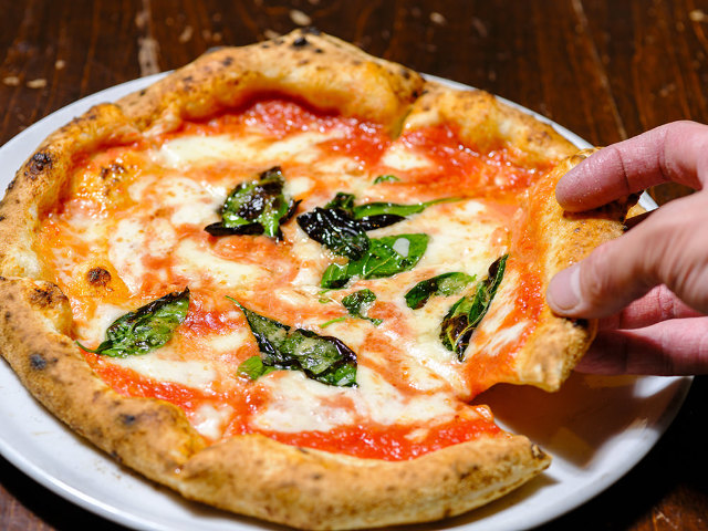 dressing_mag's tweet photo. 熟成生地がウマすぎる、薪窯焼きピッツェリア『Pizzeria Terzo Okei』です
https://t.co/Hf9OmNemLd
ピザ生地は、サクッとした軽い食感が特徴。
1人1枚ぺろりと食べられるほど！

熟成されるほど旨味が増した生地に、トマトやチーズに含まれる旨味成分が重なることで、三位一体のおいしさが味わえます https://t.co/6wbK6uWikD