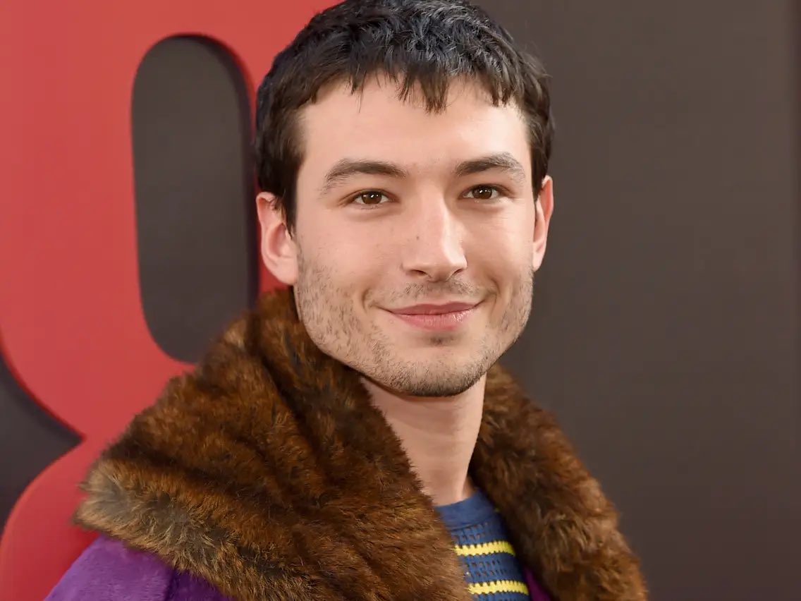 PopCrave's tweet photo. Couple in Hawaii files restraining on Ezra Miller after the actor allegedly stormed into their bedroom, threatened to kill them and stole their personal belongings including a social security card, wallet, passport, driver's license and bank cards.

🔗: https://t.co/2R8P6ITH2K https://t.co/Oq07iMWCu7