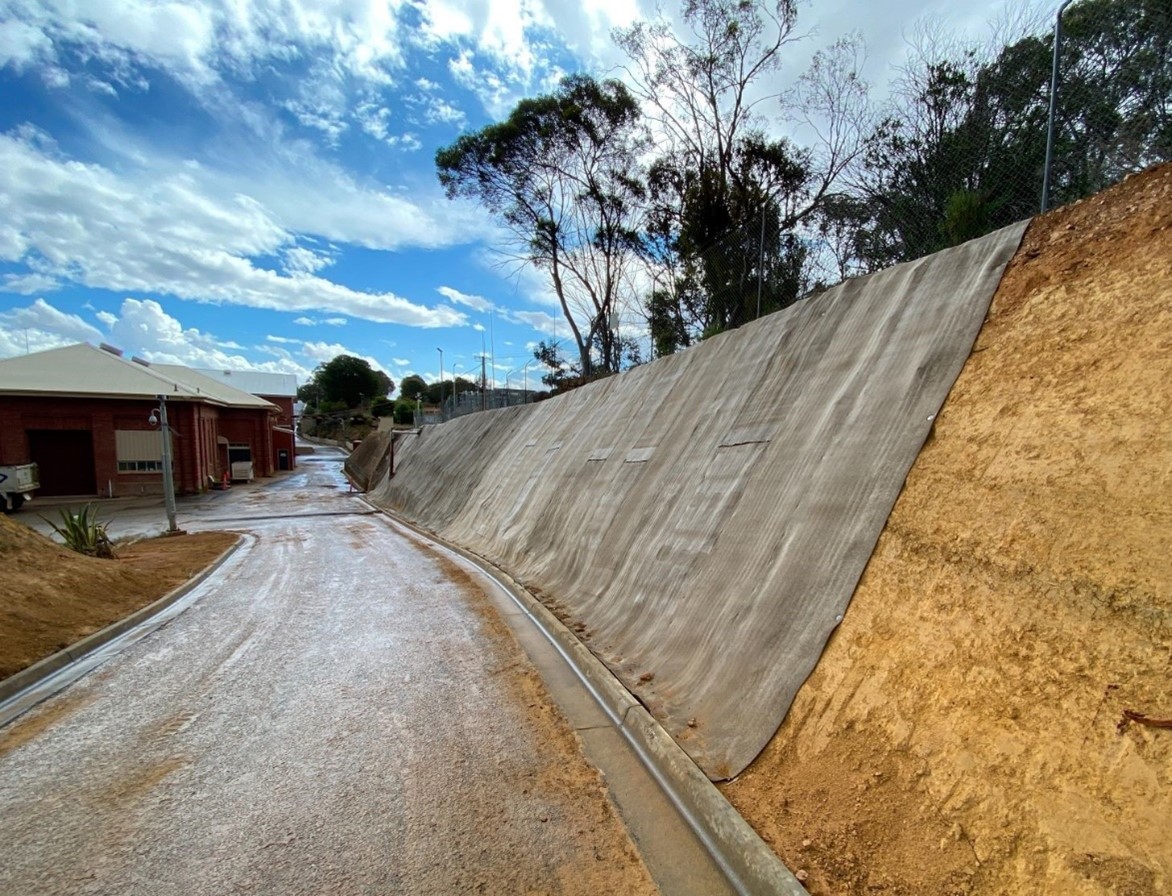 Geofabrics_Aust's tweet photo. In 1940, a 45m long &amp; 6m high embankment wall was built next to Morgan Water Treatment Plant. The slope slowly eroded, resulting in the need for a solution to protect the wall.

Check out the case study to see why we recommended @_ConcreteCanvas: https://t.co/AMuESMOgRc https://t.co/qEeSMYC6sL