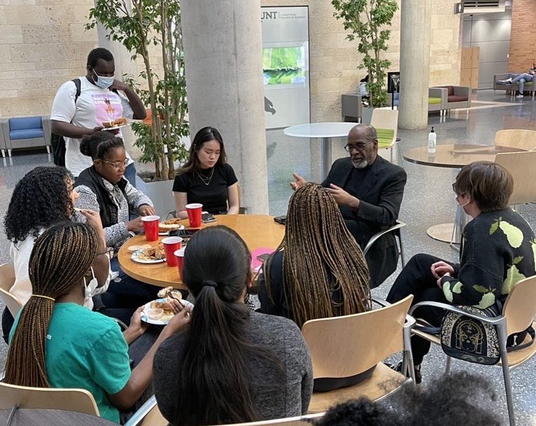 untmapsorg's tweet image. Thank you to everyone who attended our last meeting! We heard Dr. Frederick Cummings' advice on being prepared for a life in medicine, stories of his experiences in medicine, and what makes a good doctor while eating Cane’s 😋👨🏿‍⚕️